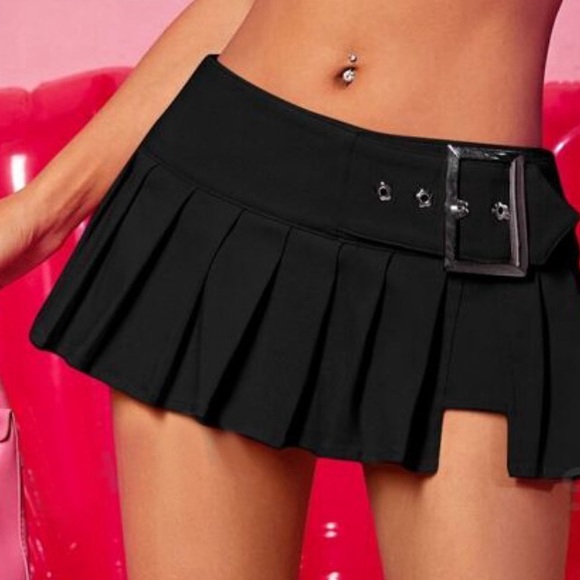 Hot Topic Dresses & Skirts - Hot Topic Black Mini Skirt 🖤🧸